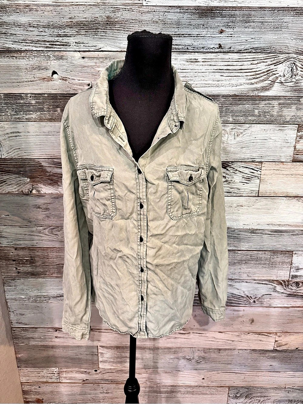 Universal Thread Women's Utility Button Down in Green Size Medium